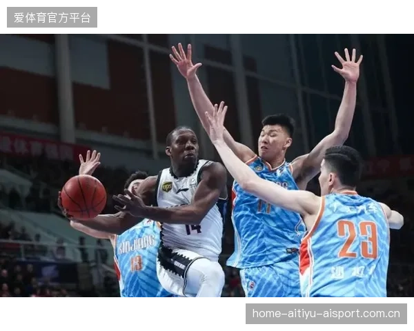 CBA新星怒砸篮球！情绪失控引发现场热议，队友力挽狂澜力挽狂澜
